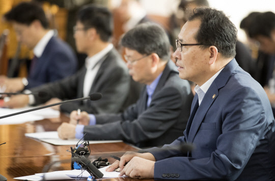 모두발언하는 고형권 차관      (서울=연합뉴스) 윤동진 기자 = 27일 오전 서울 은행회관에서 열린  제57차 거시경제금융회의에서 고형권 기획재정부 1차관이 모두발언을 하고 있다. 2018.9.27      mon@yna.co.kr  (끝)